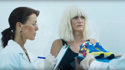 Mit Atomic Blonde Peruecke und bunten Lidl Sneakern wird die Geheimagentin zur LidlMitarbeiterin