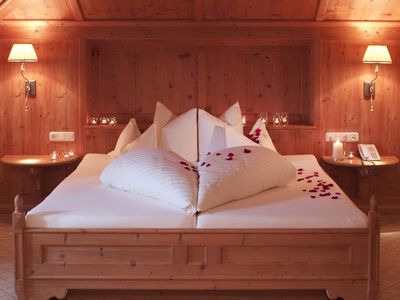 Zimmer mit Rosenblüten am Bett