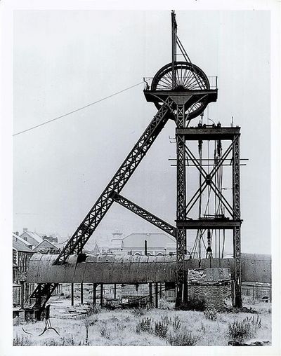 Bernd und Hilla Becher, Drei Typologien von Foerdertuermen