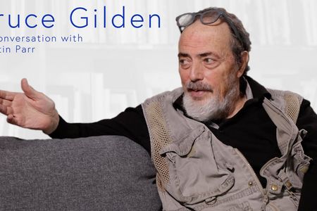 Von anderen Straßenfotografen grenzt sich Bruce Gilden besonders durch seinen konsequenten Einsatz von Blitzlicht und der geringen Distanz zu seinem Motiv ab