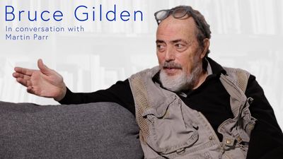 Von anderen Straßenfotografen grenzt sich Bruce Gilden besonders durch seinen konsequenten Einsatz von Blitzlicht und der geringen Distanz zu seinem Motiv ab