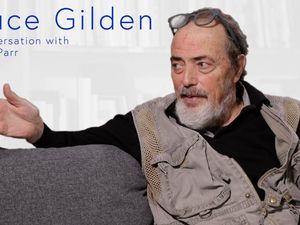 Von anderen Straßenfotografen grenzt sich Bruce Gilden besonders durch seinen konsequenten Einsatz von Blitzlicht und der geringen Distanz zu seinem Motiv ab