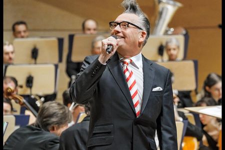 Götz Alsmann bei der Moderation eines Sinfoniekonzertes der Essener Philharmoniker