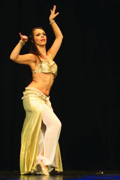 Henneth Annun gibt Performance auf Festival im Zeichen des Orients