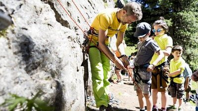 Hoch hinaus geht es für kleine Entdecker auf den „Adventure Camps“ zusammen mit Hotelchef und Kletterexperten Christoph Kofler