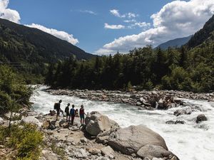 Der erst 2020 eröffnete Iseltrail verläuft entlang des Flusslaufs der Isel, längster frei fließender Gletscherfluss der Alpen. Die 74 Kilometer lange Osttiroler Weitwanderung kann in fünf Etappen absolviert werden