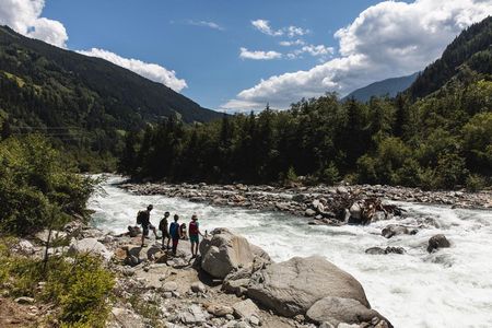 Der erst 2020 eröffnete Iseltrail verläuft entlang des Flusslaufs der Isel, längster frei fließender Gletscherfluss der Alpen. Die 74 Kilometer lange Osttiroler Weitwanderung kann in fünf Etappen absolviert werden