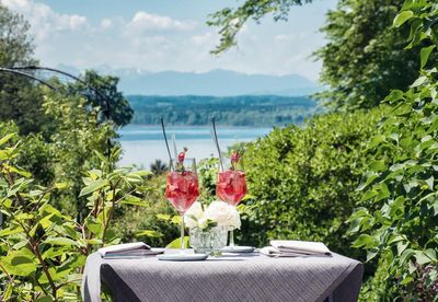Der Spritz ist nach einer halben Stunde Geschichte, der Blick auf den Starnberger See ist für Gäste im Schlossgut Oberambach ganzjährig zu haben