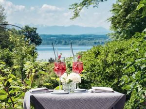 Der Spritz ist nach einer halben Stunde Geschichte, der Blick auf den Starnberger See ist für Gäste im Schlossgut Oberambach ganzjährig zu haben Der Spritz ist nach einer halben Stunde Geschichte, der Blick auf den Starnberger See ist für Gäste im Schlossgut Oberambach ganzjährig zu haben