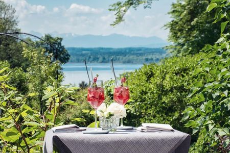 Der Spritz ist nach einer halben Stunde Geschichte, der Blick auf den Starnberger See ist für Gäste im Schlossgut Oberambach ganzjährig zu haben