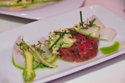 Steak-Tatar, Spargelsalat und Landeivonaigrette von Steffen Duckhorn.