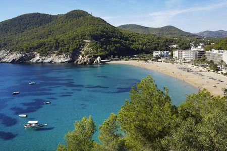 Die palmengesaeumte Uferpromenade mit zahlreichen Shops, Bars und Straßencafés auf Ibiza laedt zum Bummeln ein