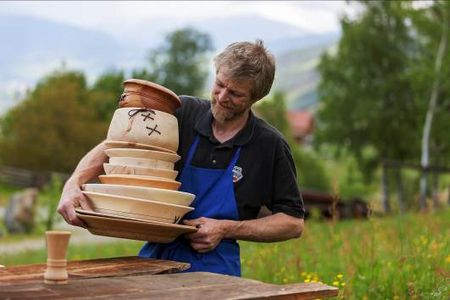 Bauer Philipp vom Roter Hahn Mitglied Oberplattnerhof in Brixen hat mit 14 Jahren seine Leidenschaft fuers Drechseln entdeckt