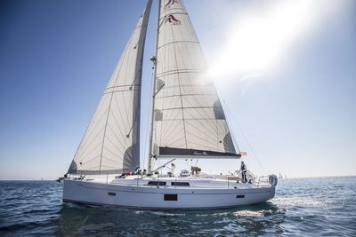 Mit einer Yacht oder einem Katamaran von Cruesa Mallorca Yacht Charter entdecken Gaeste des Hotel Cort nach der Staedtetour durch Palma die Insel vom Wasser aus
