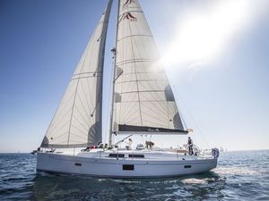 Mit einer Yacht oder einem Katamaran von Cruesa Mallorca Yacht Charter entdecken Gaeste des Hotel Cort nach der Staedtetour durch Palma die Insel vom Wasser aus Mit einer Yacht oder einem Katamaran von Cruesa Mallorca Yacht Charter entdecken Gaeste des Hotel Cort nach der Staedtetour durch Palma die Insel vom Wasser aus