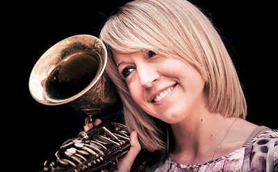 Die Bandbreite von Stephanie Lottermoser reicht von traditionellem Jazz zu Swing ueber Latin, Bossa bis zu Pop und Funk.