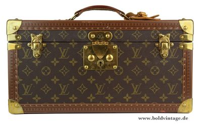 Vintage, das klingt vielleicht nach Secondhand-Flohmarkt und muffigen Klamotten. Aber genauso wie Antiquitätenhändler hochwertige alte Möbelstücke liebevoll anbieten, gibt es weltweit eine steigende Nachfrage nach gebrauchten ausgewählten Designer-Luxustaschen.