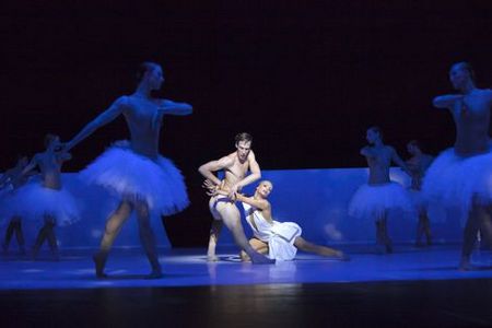 Schwanenesee - Pascal Touzeau kreiert für ballettmainz eine neue Version des wohl bekanntesten Balletts - bis zum 24.11.2012