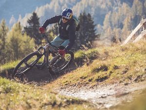 Gäste des aDLERS Lifestyle-Hotel Innsbruck radeln im nahegelegen Bikepark Innsbruck der Muttereralm und verausgaben sich auf Trails mit verschiedenen Schwierigkeitsgraden