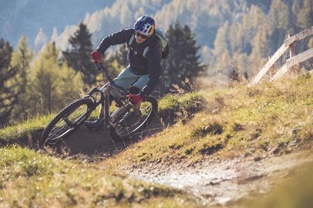 Gäste des aDLERS Lifestyle-Hotel Innsbruck radeln im nahegelegen Bikepark Innsbruck der Muttereralm und verausgaben sich auf Trails mit verschiedenen Schwierigkeitsgraden