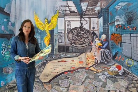 Johanna R. Wiens malt, inspiriert von asiatischen Einfluessen