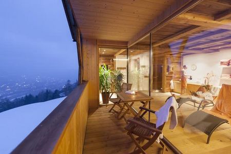 Alpiner Wellnessbereich mit Talblick auf den Suedtiroler Urlaubsbauernhoefen von Roter Hahn sind mittlerweile keine Seltenheit mehr