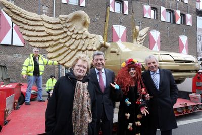 Freuen sich, dass der "Goldene Vogel" wieder sicher in seinem Nest sitzt: Der Künstler HA Schult, Ford-Deutschlandchef Bernhard Mattes, Künstlermuse Elke Koska und Oberbürgermeister Jürgen Roters (v.l.n.r.) waren dabei, als das Flügelauto zum Kölnischen Stadtmuseum zurückkehrte.