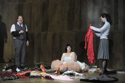 nora hoch drei am duesseldorfer schauspielhaus