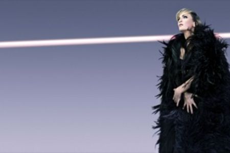Patricia Kaas praesentiert ihre Piaf-Produktion in einem innovativen Buehnendesign, das Nostalgie und Aktualitaet, Mythos und Moderne miteinander konfrontiert.