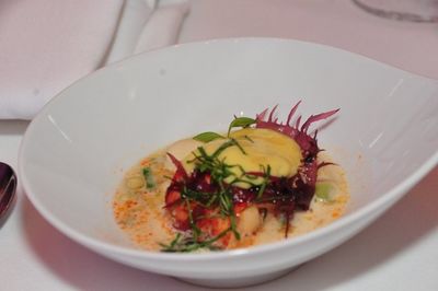 Asiatischer Sommer Tom Kha Gai, Jakobsmuschel, Hummer und Ponzu.
