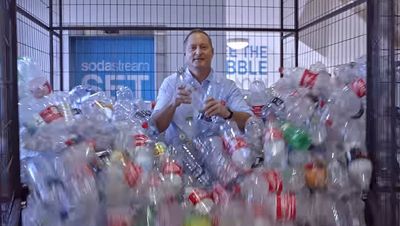 Sodastream-CEO Daniel Birnbaum laestert in einem Recruiting-Video ueber die Plastik-Konkurrenz von Pepsi und Coca Cola