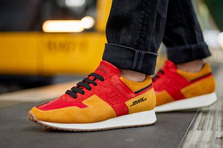 DHL-Branding Die rot-gelben Sneaker von der Sneaker-Ikone Hikmet Sugoer kosten 300 Euro