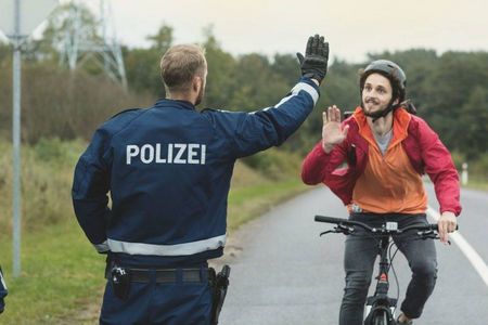 Polizeiposten abklatschen und ueber sich hinauswachsen