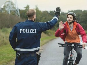 Polizeiposten abklatschen und ueber sich hinauswachsen