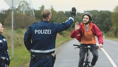 Polizeiposten abklatschen und ueber sich hinauswachsen