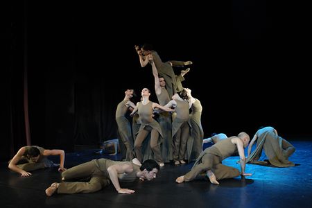 Explosive Gruppenchoreografie - die Deutsche Tanzkompanie Neustrelitz