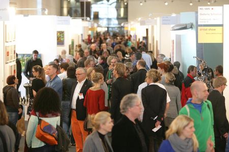 Besucher der Kunstmesse art Karlsruhe