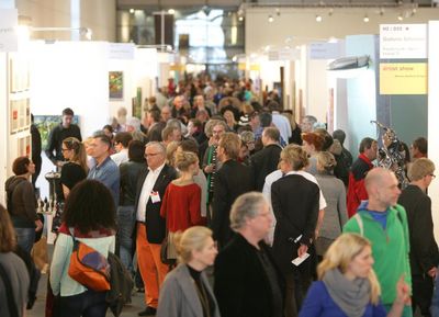 Besucher der Kunstmesse art Karlsruhe