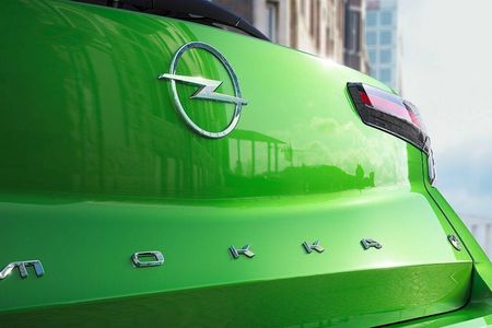 Erstes Modell mit neuem Logo der Opel Mokka
