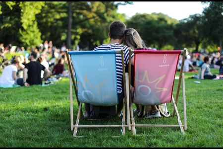 innogy stellt 30 Liegestuehle und rund 40 Sitzsaecke zu den Park Sounds zur Verfuegung