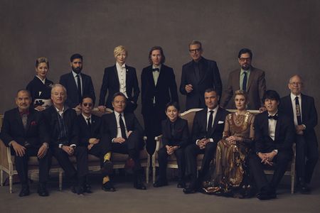 Auf dem Foto: Obere Reihe von links nach rechts: Mari Natsuki, Jason Schwartzman, Tilda Swinton, Wes Anderson, Jeff Goldblum, Roman Coppola- Untere Reihe von links nach rechts: Akira Takayama, Bill Murray, Kunichi Nomura, Bryan Cranston, Koyu Rankin, Liev Schreiber, Greta Gerwig, Yojiro Noda und Bob Balaban