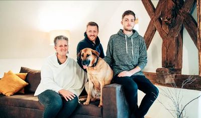 Hofhund Leica vom Roter Hahn Mitglied Gschnofer in Terlan freut sich nicht nur ueber menschliche, sondern auch tierische Urlaubsgefaehrten