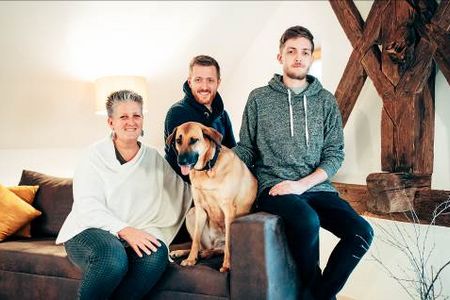 Hofhund Leica vom Roter Hahn Mitglied Gschnofer in Terlan freut sich nicht nur ueber menschliche, sondern auch tierische Urlaubsgefaehrten