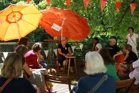 Hier gehts gemütlich zu - Bücherflohmarkt an der Isar