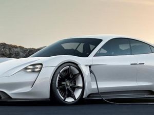 Designer der Porsche AG und von Lucasfilm Ltd. haben gemeinsam ein Raumschiff-Design entwickelt, das die Design-DNA beider Marken in sich vereint Designer der Porsche AG und von Lucasfilm Ltd. haben gemeinsam ein Raumschiff-Design entwickelt, das die Design-DNA beider Marken in sich vereint.