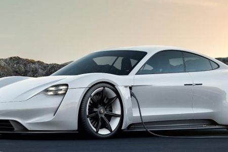 Designer der Porsche AG und von Lucasfilm Ltd. haben gemeinsam ein Raumschiff-Design entwickelt, das die Design-DNA beider Marken in sich vereint.