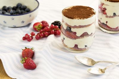 Essen und Trinken Beerentiramisu