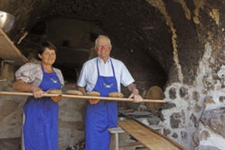 Die Premstallers vom „Roter Hahn“-Mitglied Botenhof im Sarntal backen am liebsten gemeinsam mit ihren Hausgästen Brot, darunter echte Südtiroler Schmankerl wie Vinschger Paarln