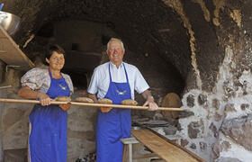 Die Premstallers vom „Roter Hahn“-Mitglied Botenhof im Sarntal backen am liebsten gemeinsam mit ihren Hausgästen Brot, darunter echte Südtiroler Schmankerl wie Vinschger Paarln