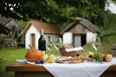 Brot und Wein Gedeckter Tisch in der Kellergasse